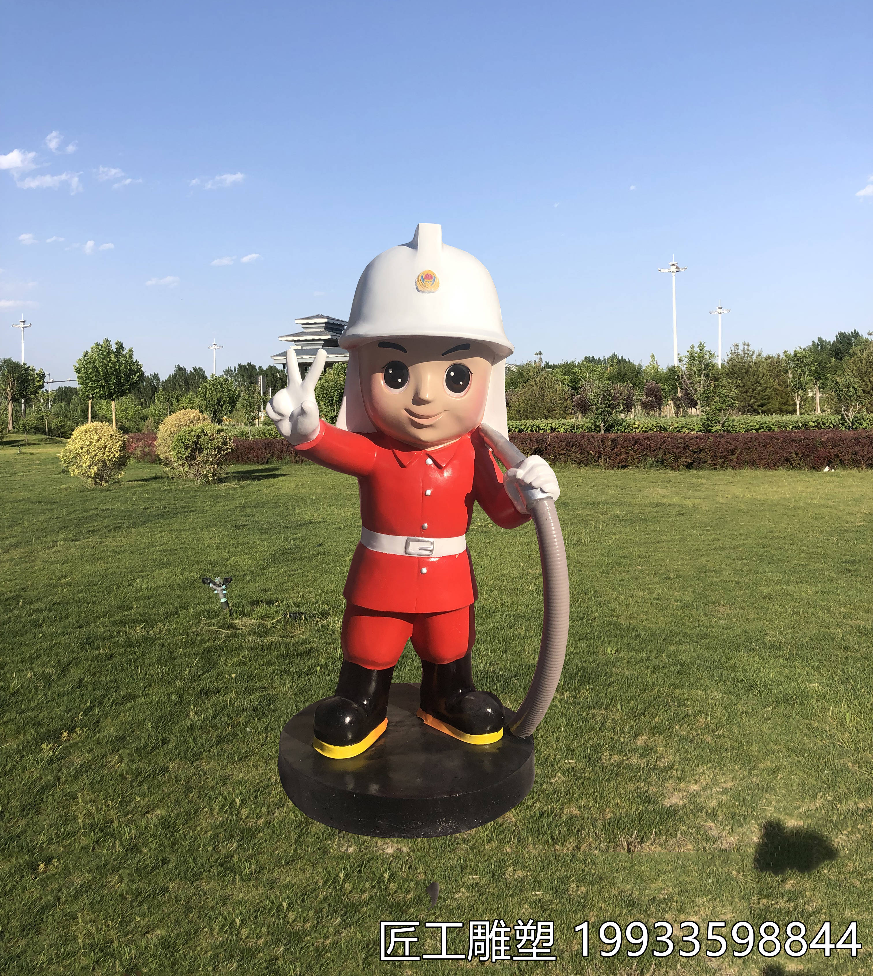 卡通玻璃钢消防员雕塑最可爱的人雕塑