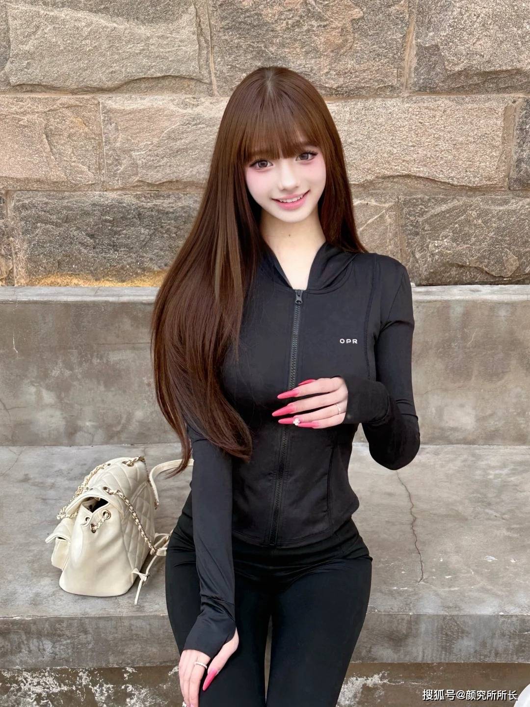 原创顶级19岁水蛇腰身材少女街头时尚穿搭黑色瑜伽服透气又舒服