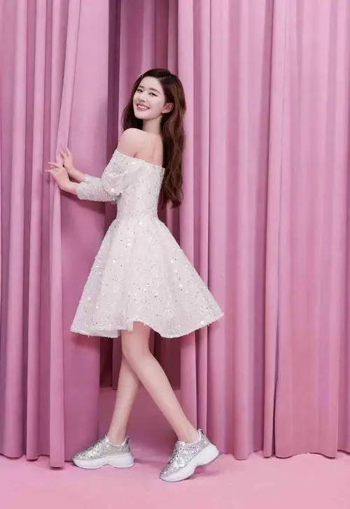 原创赵露思化身田园公主裸粉色长裙美照引粉丝疯狂