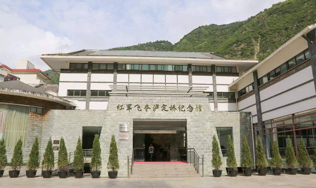 县城西南的红军飞夺泸定桥纪念碑公园内新建了红军飞夺泸定桥纪念馆