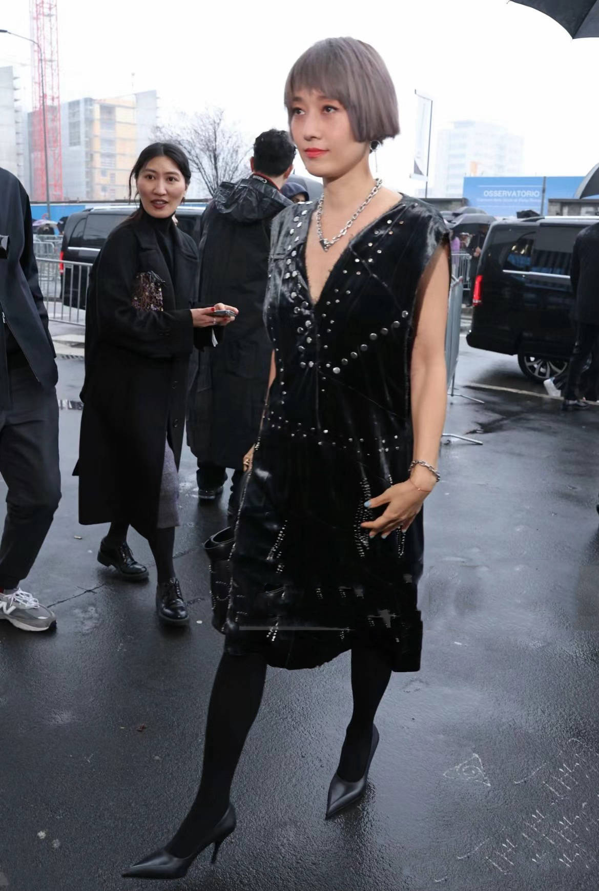 马伊琍真的很前卫,染奶奶灰波波头配铆钉裙,气场强大又高级_连衣裙