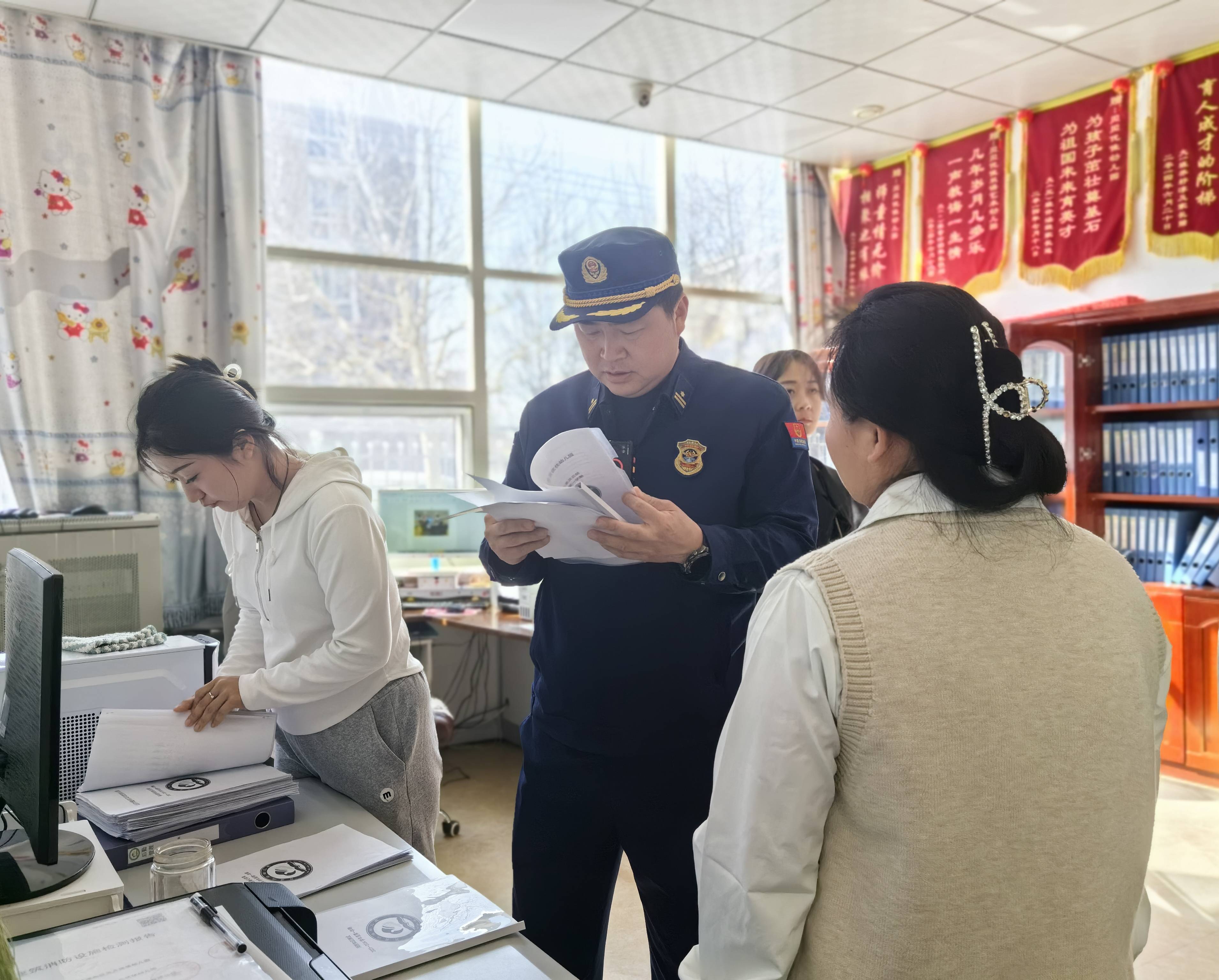 检查过程中,检查人员对幼儿园消防中控室是否有人值守,公共区域的外窗