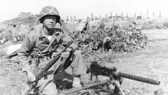 原创美国一华裔军官去世时为何华人纷纷拍手叫好称其为国人耻辱