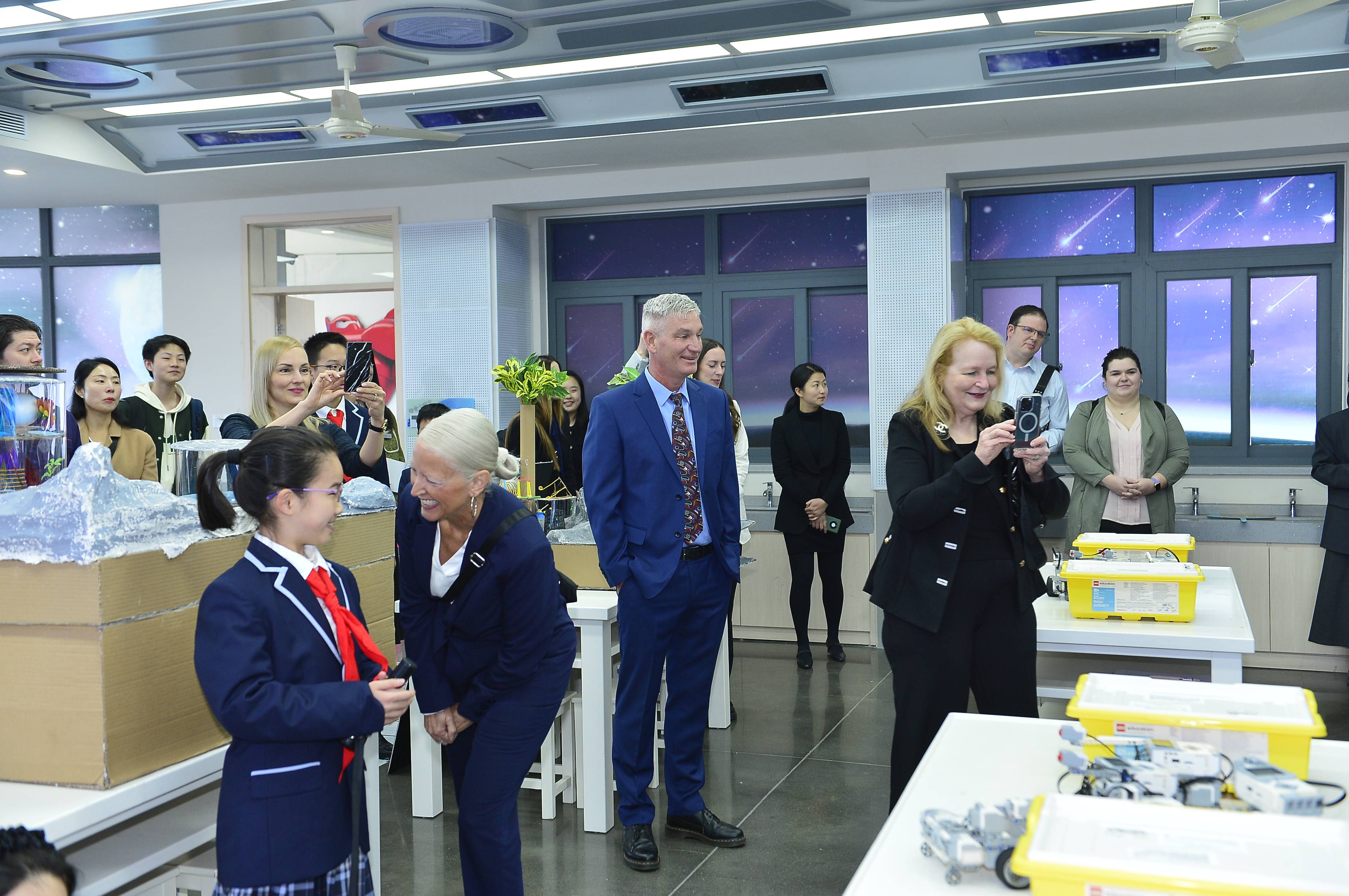 正是江南好风景群贤雅至话教育加拿大高贵林市教育代表团来校访问交流