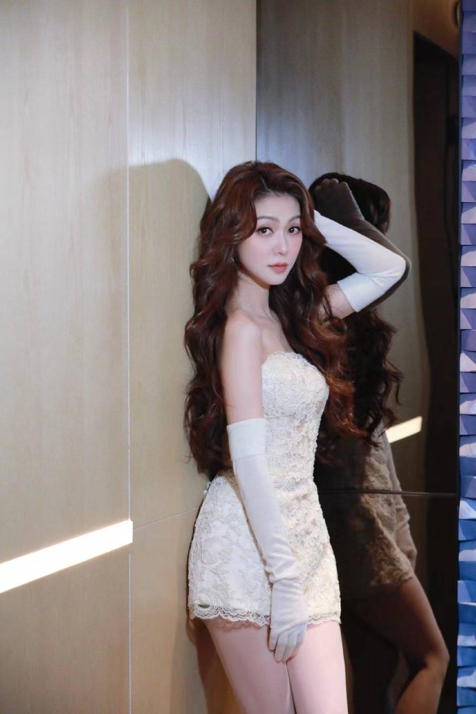 原创薛凯琪白色抹胸裙写真曝光白皙美腿红扑扑脸蛋魅力四溢撩人心弦