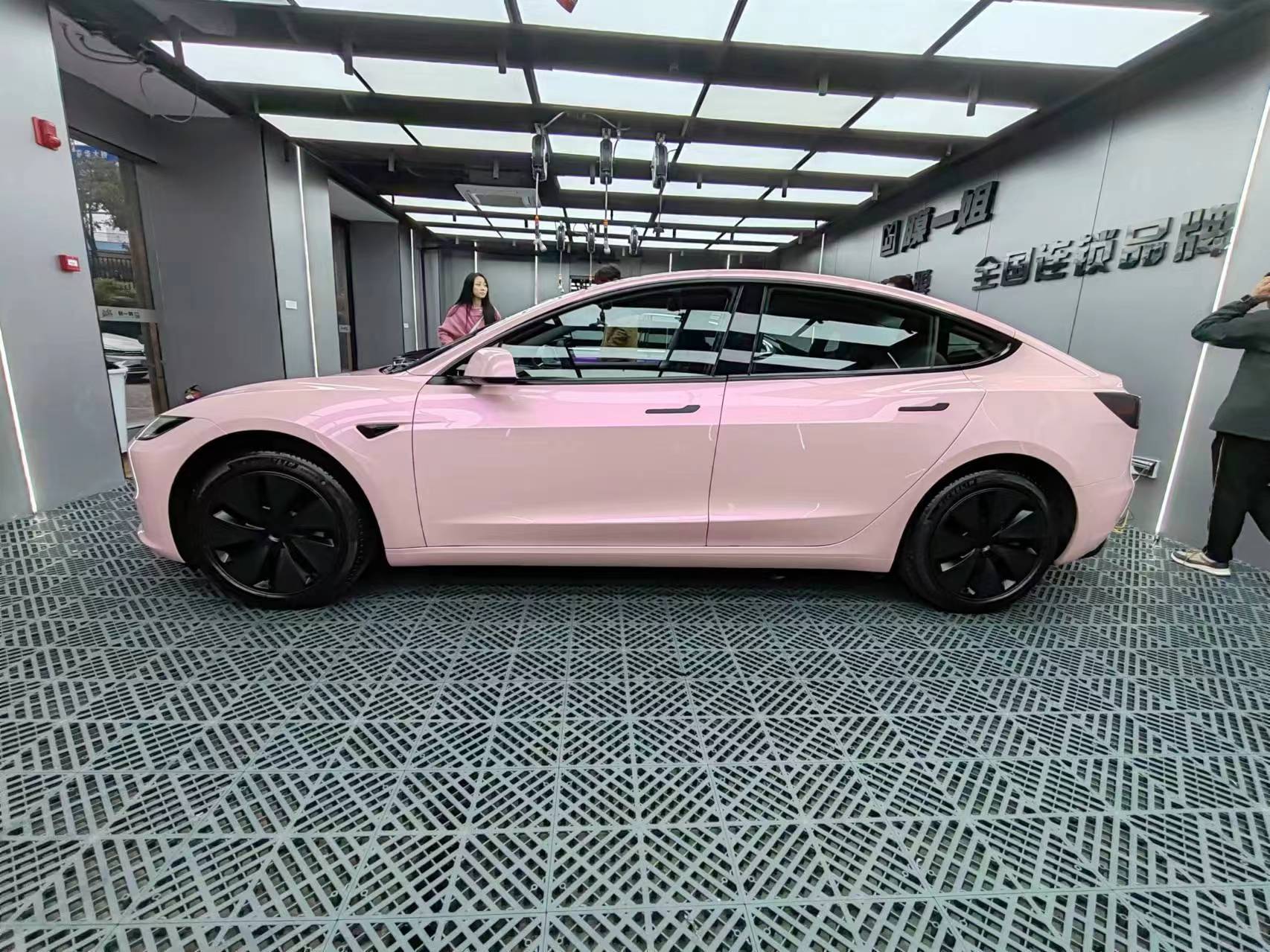 特斯拉3改色膜一姐梦幻胭脂粉这个车子太漂亮了