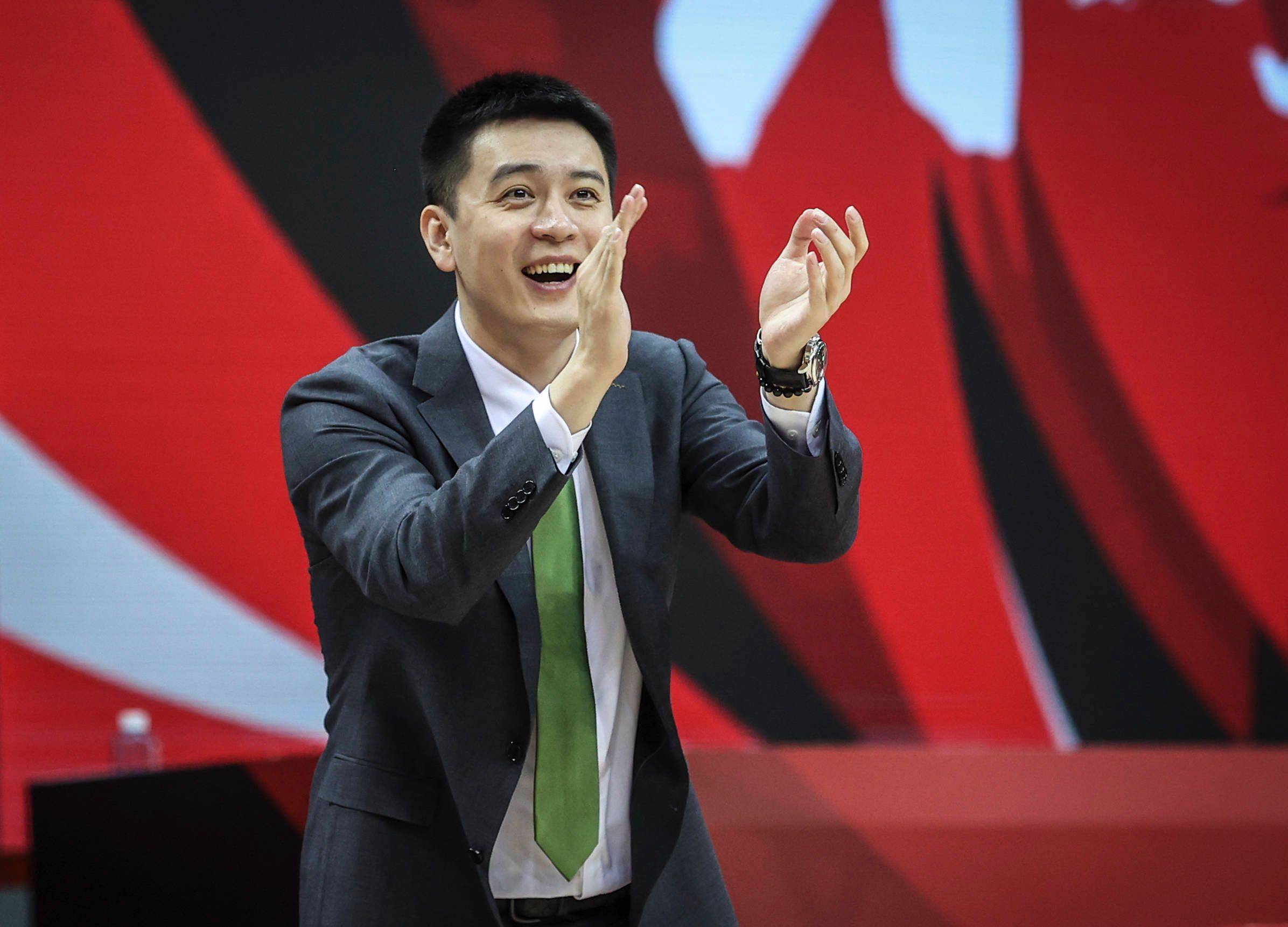 近期,杨鸣重返辽宁男篮的教练席,他的执教才华和及时调整实力再次受到