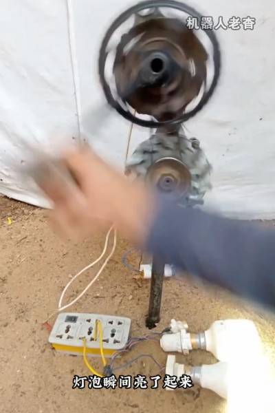 厉害了牛人手工达人自制手摇发电机户外用电原来也可以这样解决