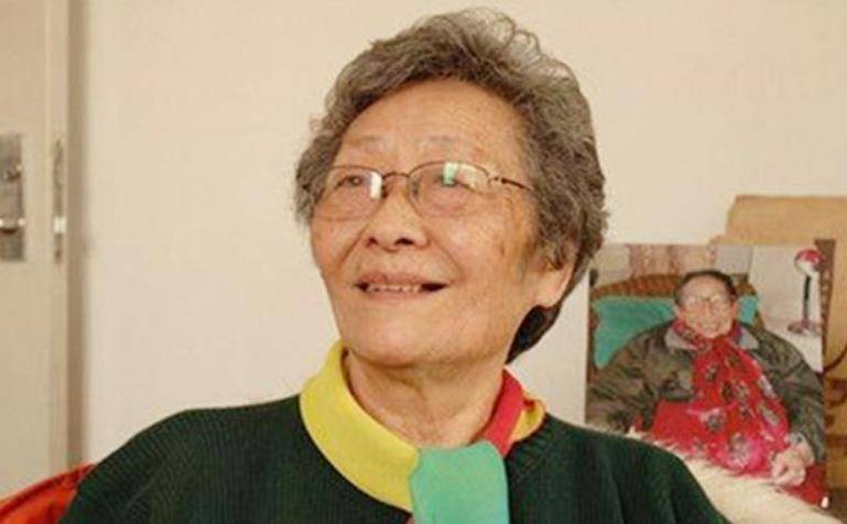 而沈崇在风波过后也没再回北大读书,她改名沈峻,解放后考入复旦大学