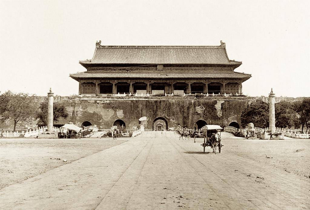 天安门广场改造前面积很小布局错落有致能看到长安街左右门