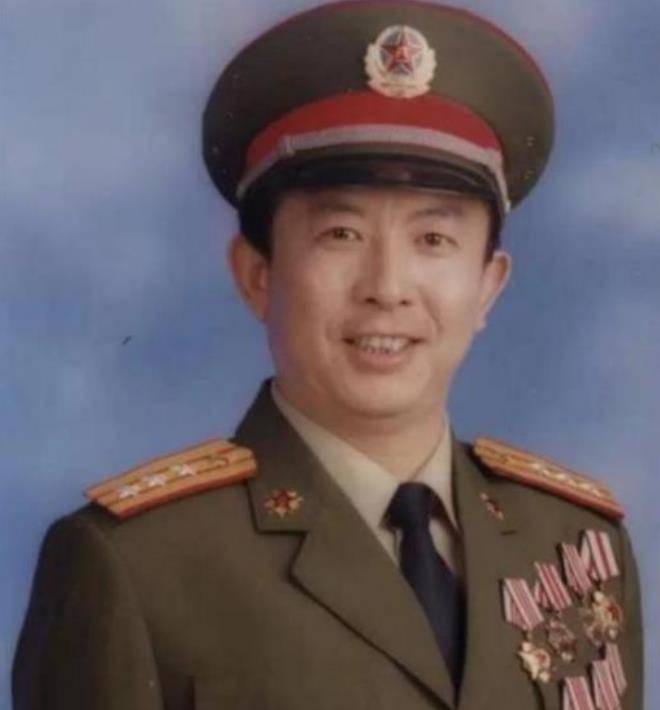 原创老山主攻营长臧雷祭奠战友时满含热泪这的烈士99都没有后代