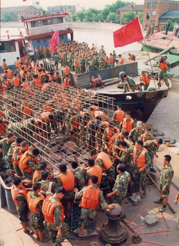 1998年英雄李向群高烧39度火线抗洪牺牲后父亲代替奋战前线