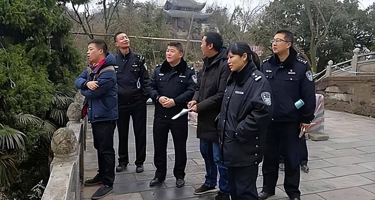 原创汶川地震轰动一时的警察妈妈哺乳9婴被破格提拔为副政委