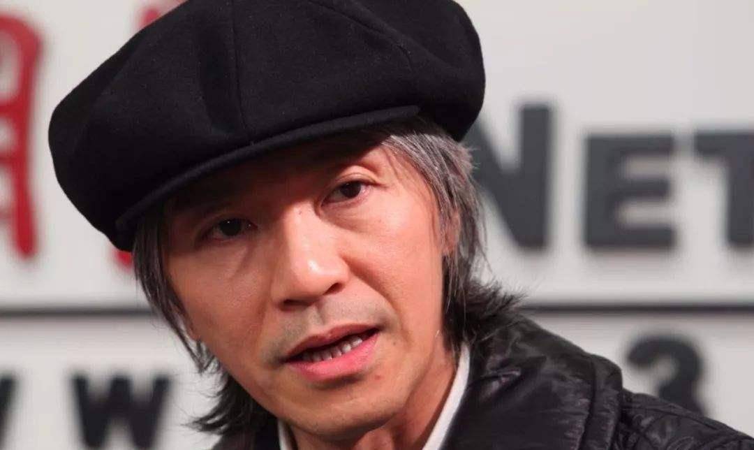 原创58岁周星驰满头白发黯然落泪被误解30年却无人懂我的心酸