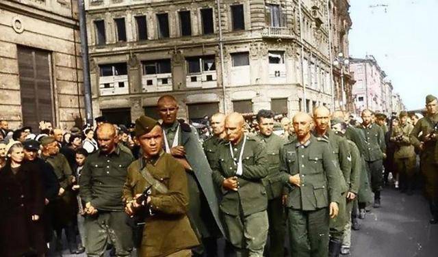 7万德国战俘在莫斯科游街,期间饱受羞辱