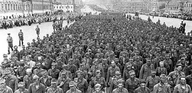 苏联最特殊一次阅兵57万德国战俘在莫斯科游街期间饱受羞辱