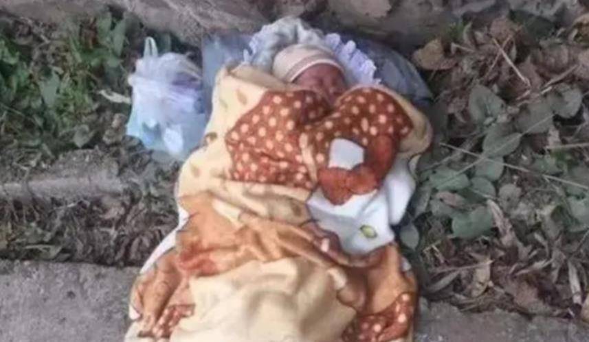 询问周围人才知道,这个小孩不是正常人,她身患重疾无法行走.