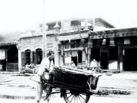 如今,在泸州市的数家酿酒厂院内,依然耸立着他的雕像.