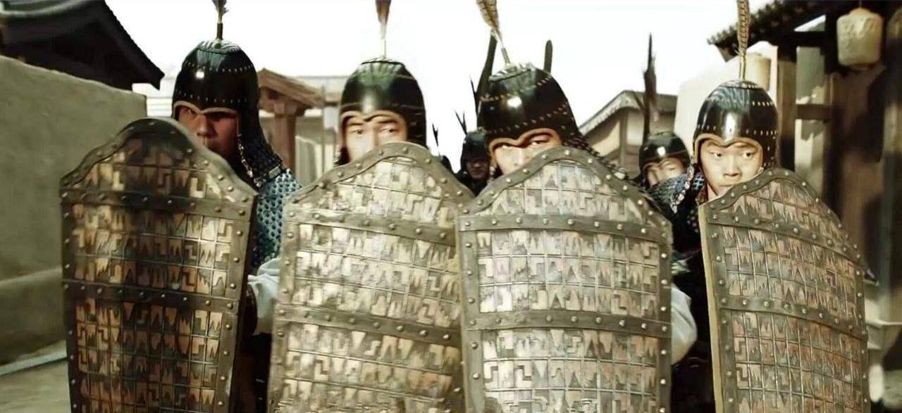 的口实,昭宗不得已,遂将殿后四军数万人悉放散,"自是,天子之卫士尽矣