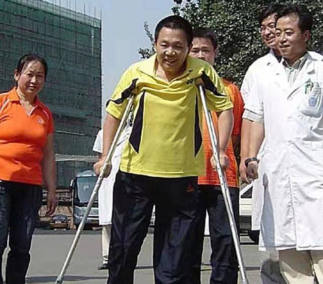 原创半截人彭水林身高因车祸只剩不到80公分后开小店自食其力