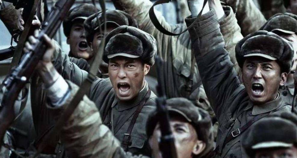 原创1984年四川一男子拿着报纸对老农父亲说爹部队在登报找你