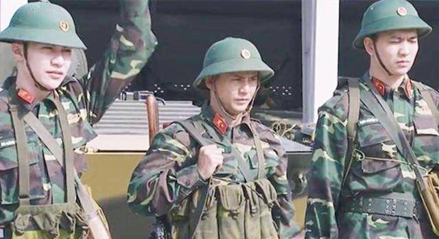 原创坍塌式腐败的越南军队女军官高调背lv包还一脸嚣张