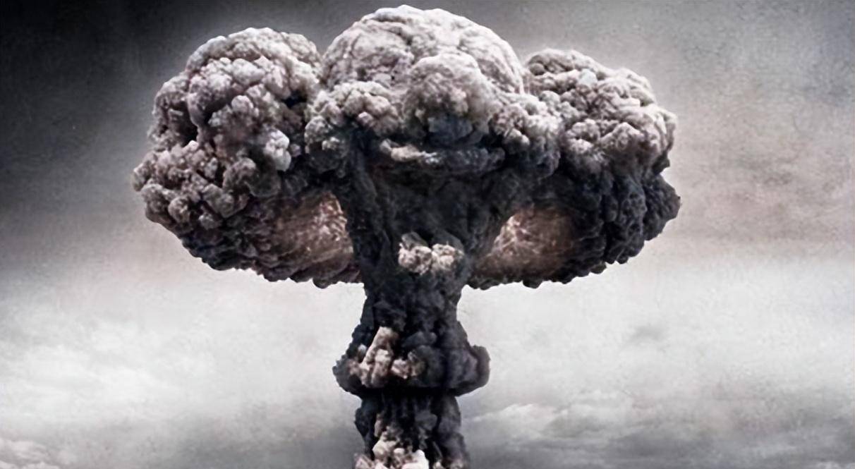 1964年10月16日,中国第一颗原子弹试爆成功,试爆成功的消息刊登在中国