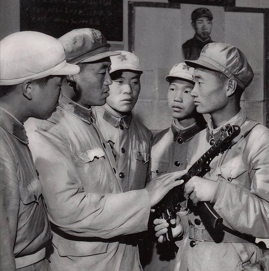 1949年广州解放小战士指着报纸上的将军这是我失散22年的父亲