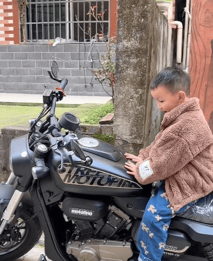 郭威吃火锅还给田静打广告熊磊晒儿子骑摩托车潘夫人内涵许敏