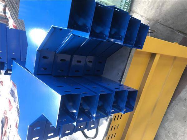 梯式线槽是一种用于布线的线槽,它由热浸锌材料制成,可以承载电缆和