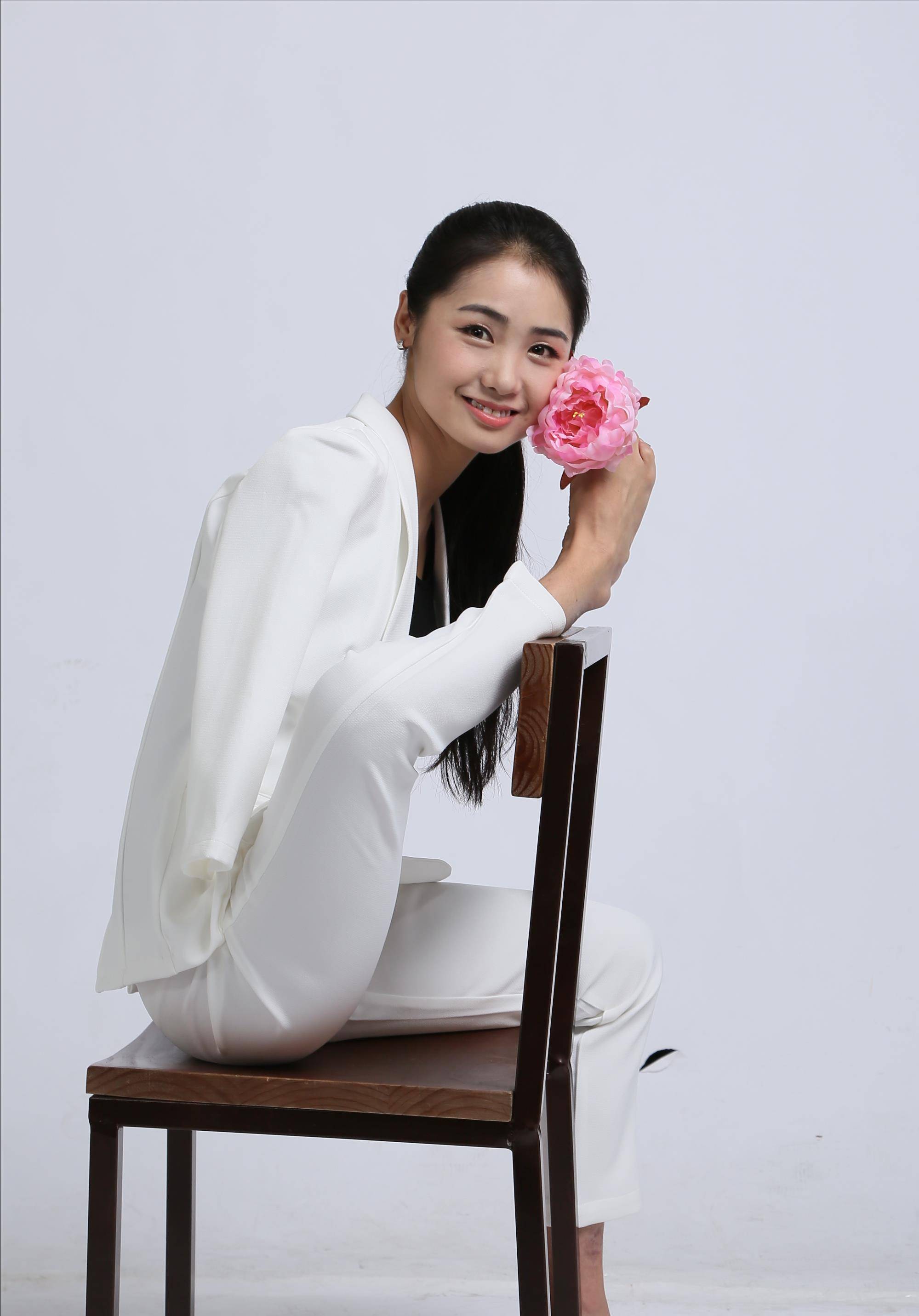 原创90后无臂女孩杨佩9岁失去双臂一度靠乞讨为生逆袭成大老板