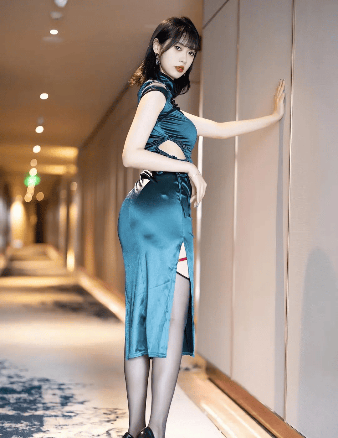 深色旗袍搭配黑丝袜,展现了女性优雅迷人的一面.