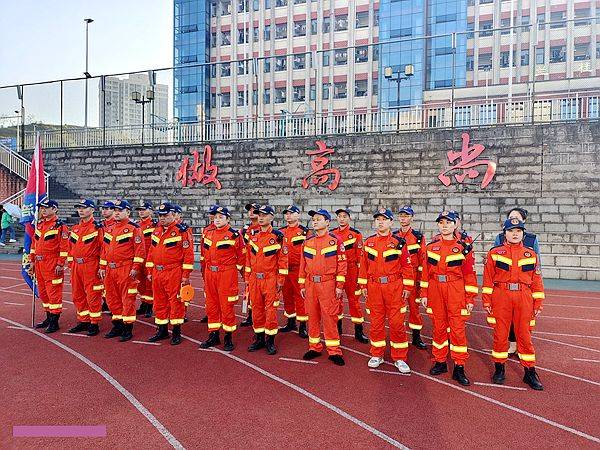 涪陵区华岩应急救援队为1200名师生踏青徒步提供随行保障