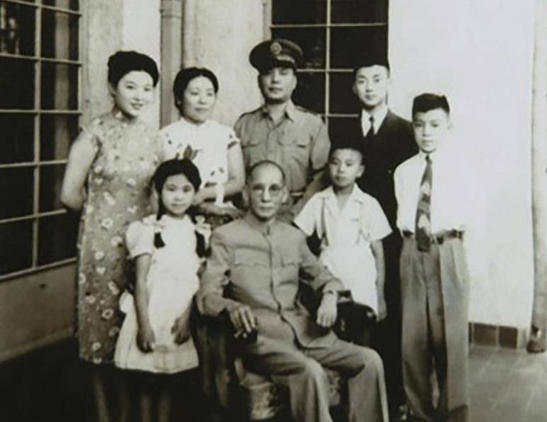 原创1946年拔枪互射案孔令伟偶穿女装引得龙云三公子在公园调戏