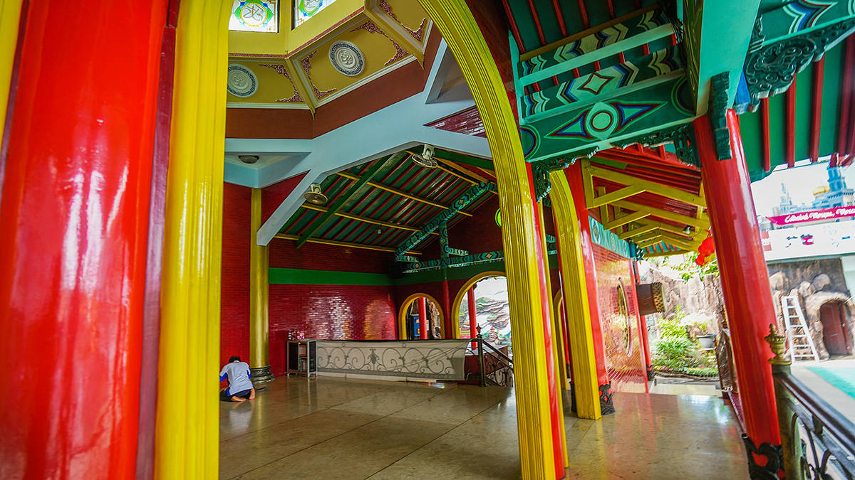 在印尼爪哇岛的泗水城市市中心有座中式建筑的郑和清真寺