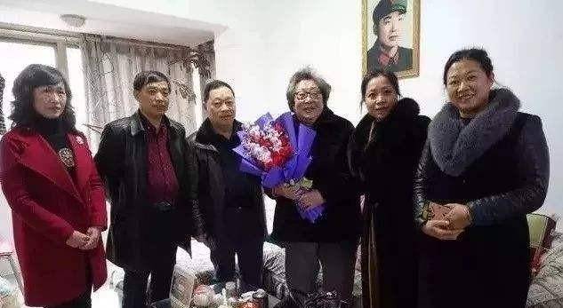 原创86年老山战场照死吻亲吻临终士兵的女战士张茹后来怎样了