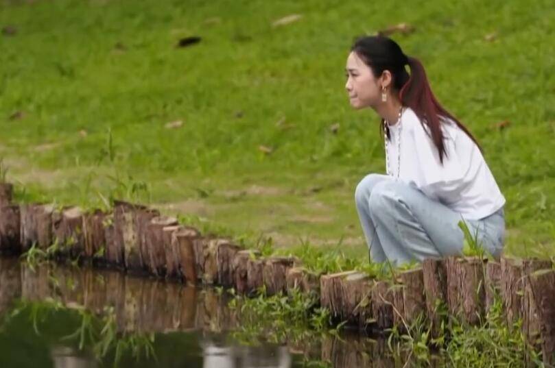 原创90后无臂女孩杨佩9岁失去双臂一度靠乞讨为生逆袭成大老板