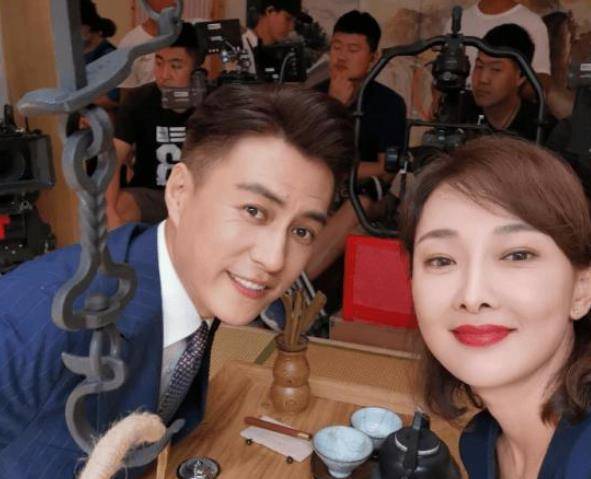 完美男神靳东大发雷霆:"辞演"赔违约_角色_观众_左小青