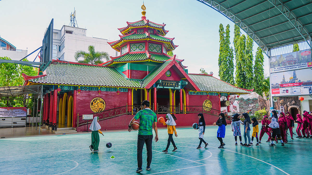 在印尼爪哇岛的泗水城市市中心有座中式建筑的郑和清真寺