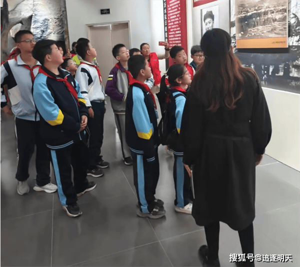 缅怀革命先烈传承红色基因沂水县向阳花助学中心举行清明祭扫活动