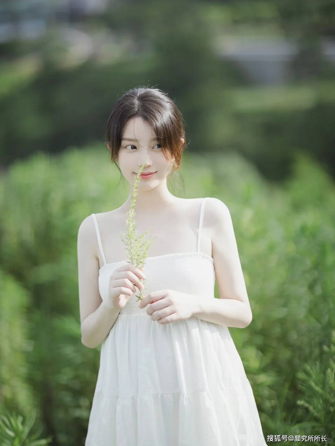 纯白色尤物女孩的乡村穿搭:梦幻般的白色吊带裙就像仙女下凡。
