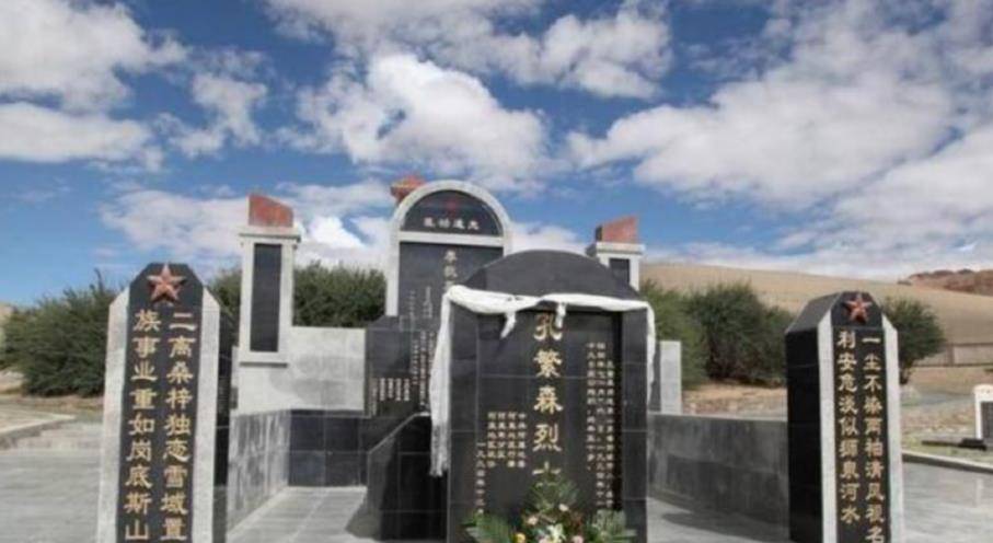 狮泉河烈士陵园中的孔繁森墓在孔繁森来西藏工作时,他曾写下过这样