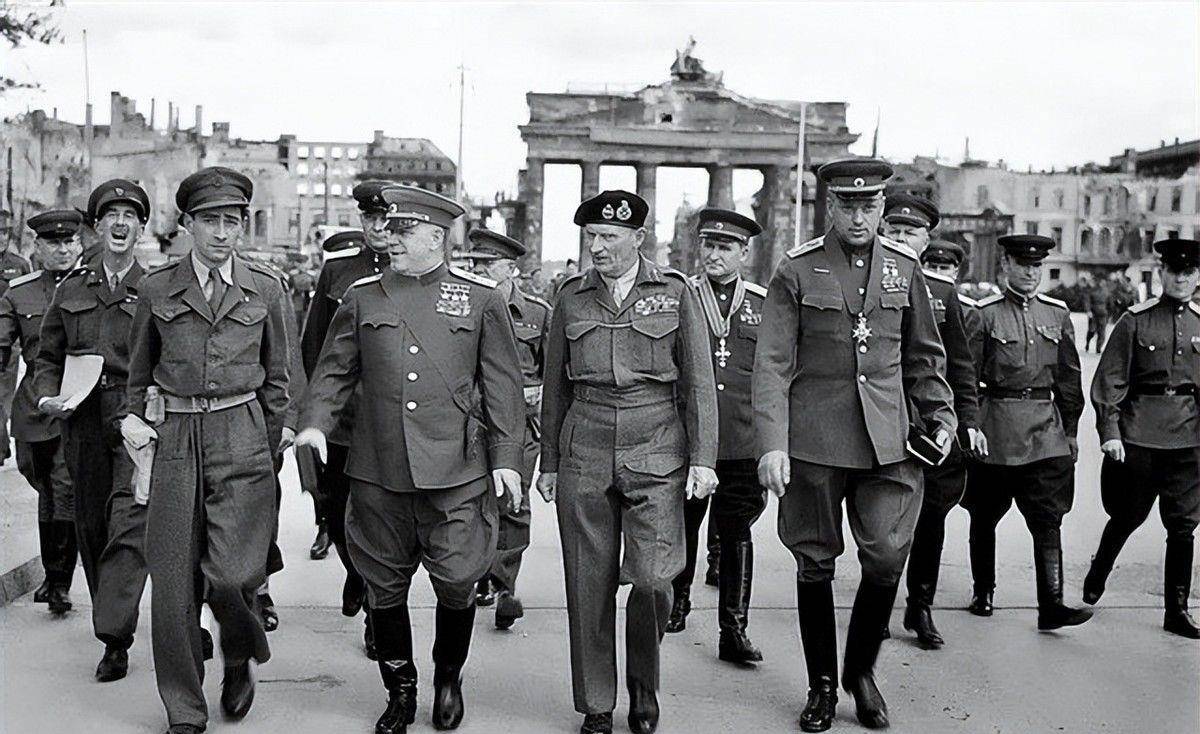 原创朱可夫红场阅兵后瞟了一眼身边的斯大林他把手放下了