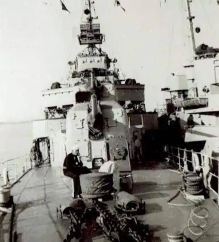 原创重庆舰炮击塔山一炮一个连却中途退出最后为何沉入海底