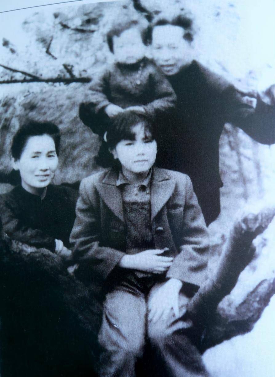 叶挺夫妇最后一张照片叶挺悄悄对妻子说:"秀文,我们两个好像又结婚了!