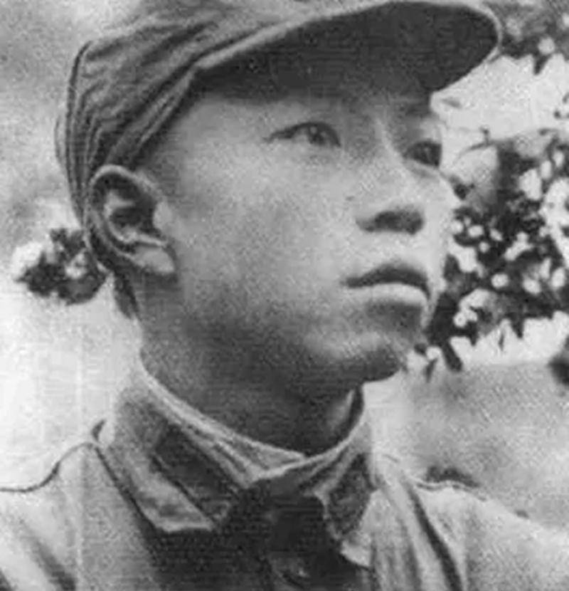 武警部队的第一任副司令,14岁参军入伍,37岁升大校,享年75岁_何鸿业_
