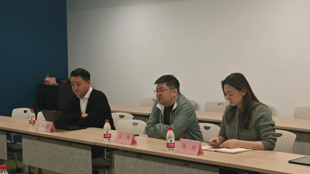 在随后的座谈中,维纳氢能执行董事宋琦对乐山市一行领导表示欢迎,宋琦