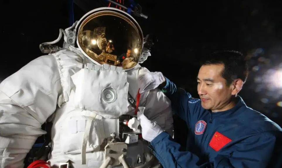 翟志刚整整两分钟后,门把手终于移动到了打开的位置,然而舱门却纹丝不