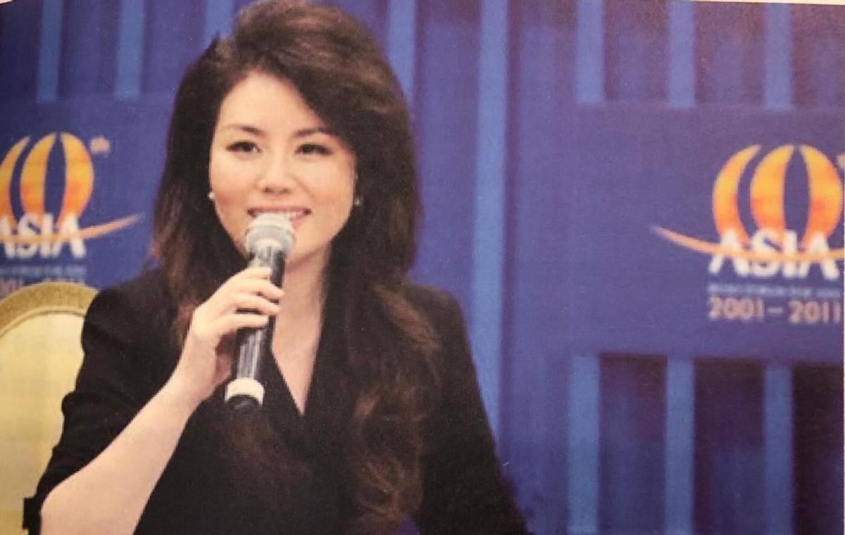 参与了这次特殊的报道,凭借着过硬的专业知识,清新脱俗的主持风格,脱