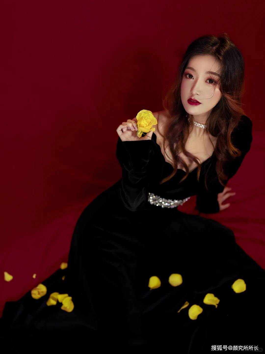 原创黑色长裙搭配一抹烈焰红唇女神的另一面时尚写真